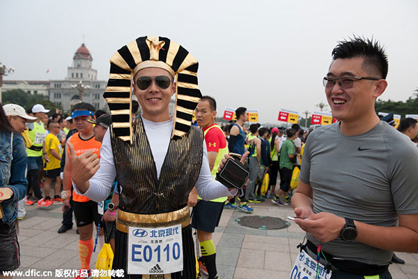 Cosplayers attract attention in Beijing Marathon