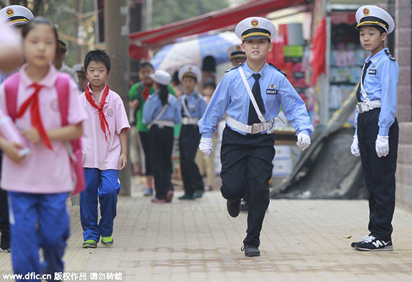 Kids serve as traffic police in C China