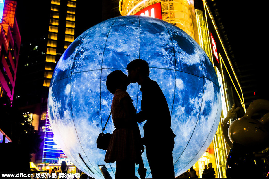 Supermoon brightens up Guangzhou's skyline