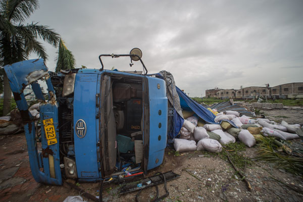 Typhoon Mujigae kills 11 in South China, cuts off power