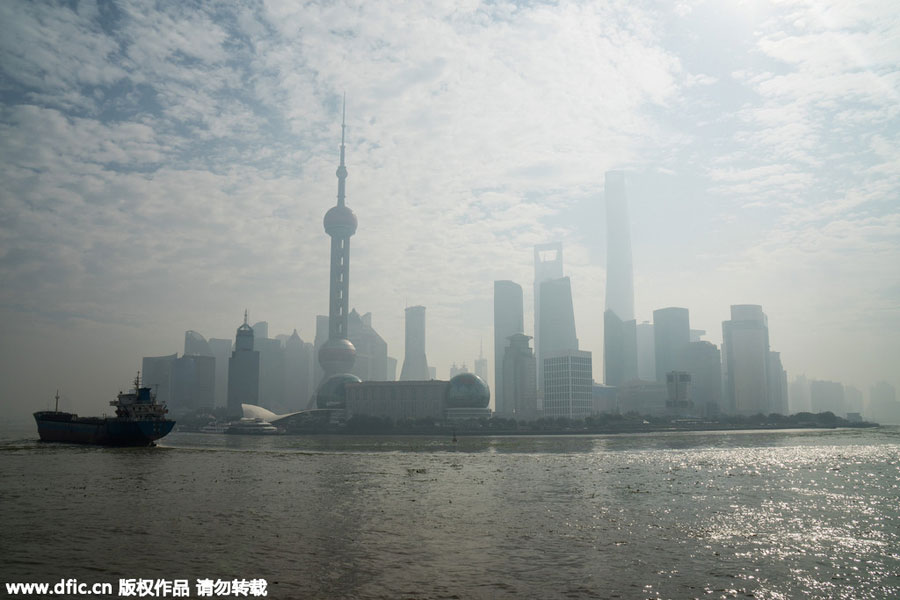 Heavy pollution envelops Shanghai
