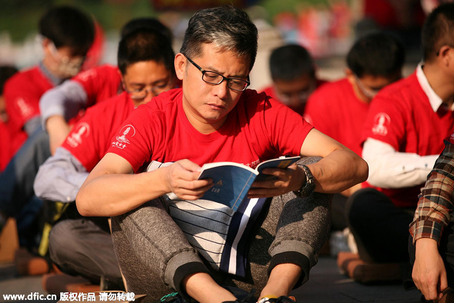 Thousand sit in meditation in E China