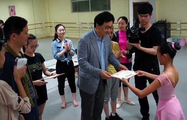 Beijing teacher brings ballet to children in rural areas