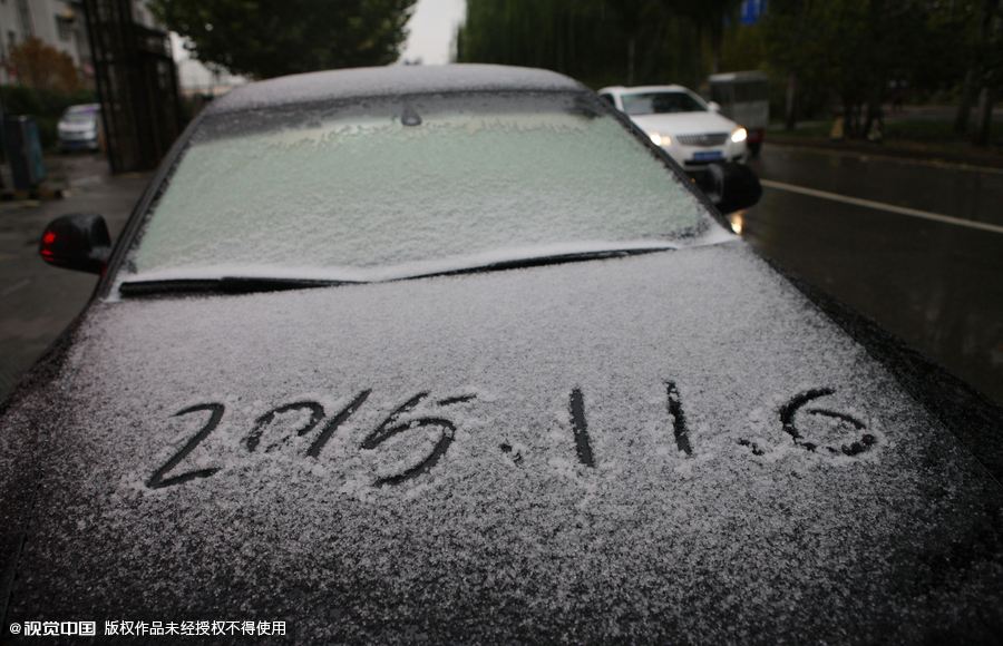 Beijing embraces first snow of the season