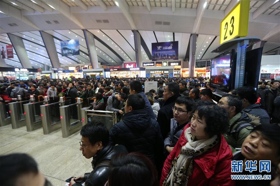 Large number of flights, trains delay due to heavy snow in Beijing