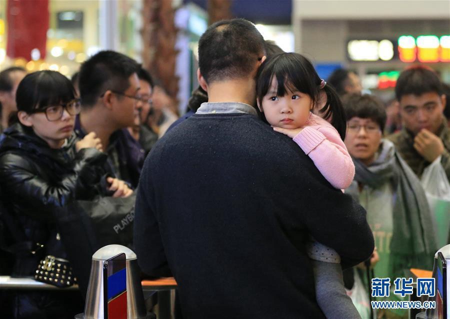 Large number of flights, trains delay due to heavy snow in Beijing