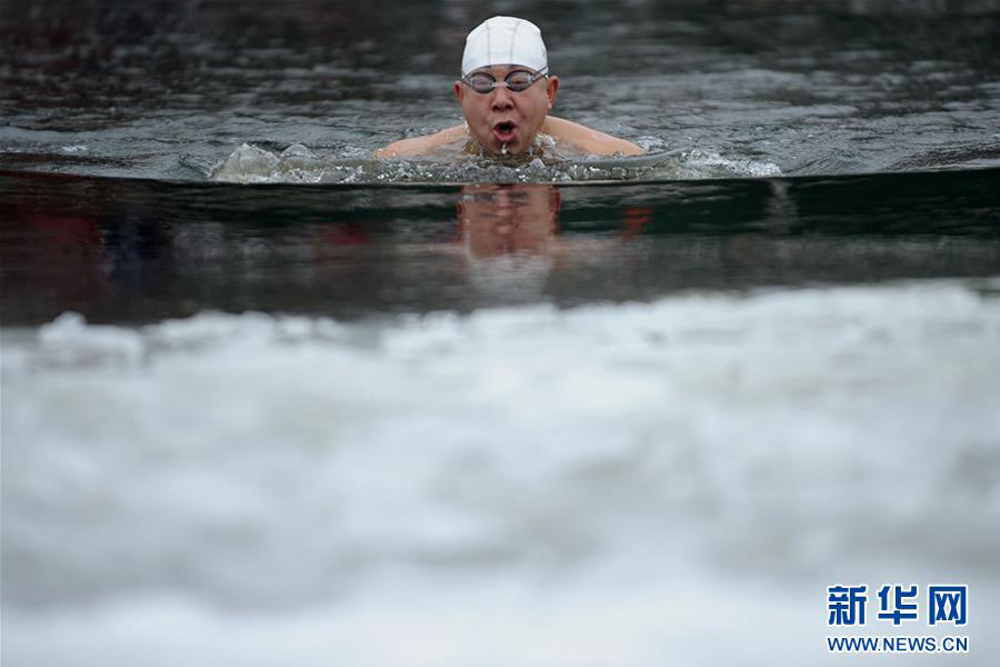 Swimmers jump into frozen lake in Northeast China