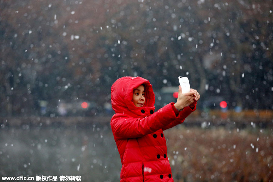 Hangzhou embraces first snowfall of the season