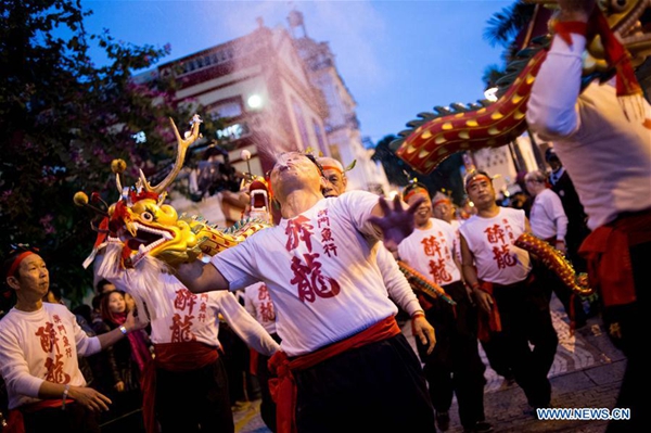 Macao holds parade to mark 16th anniv of return to motherland