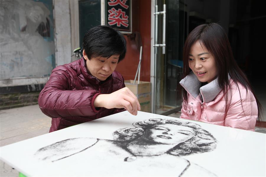 35-year-old barber draws with hair pieces in C China