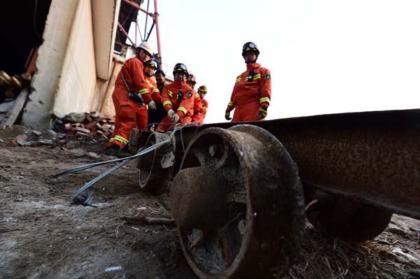 One dead, 17 still trapped in China mine collapse