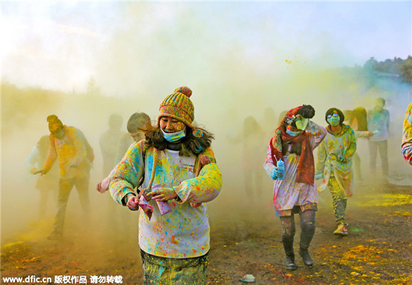 Runners enjoy color run in Chongqing