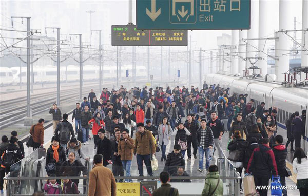 China witnesses travel peak on last day of New Year holiday
