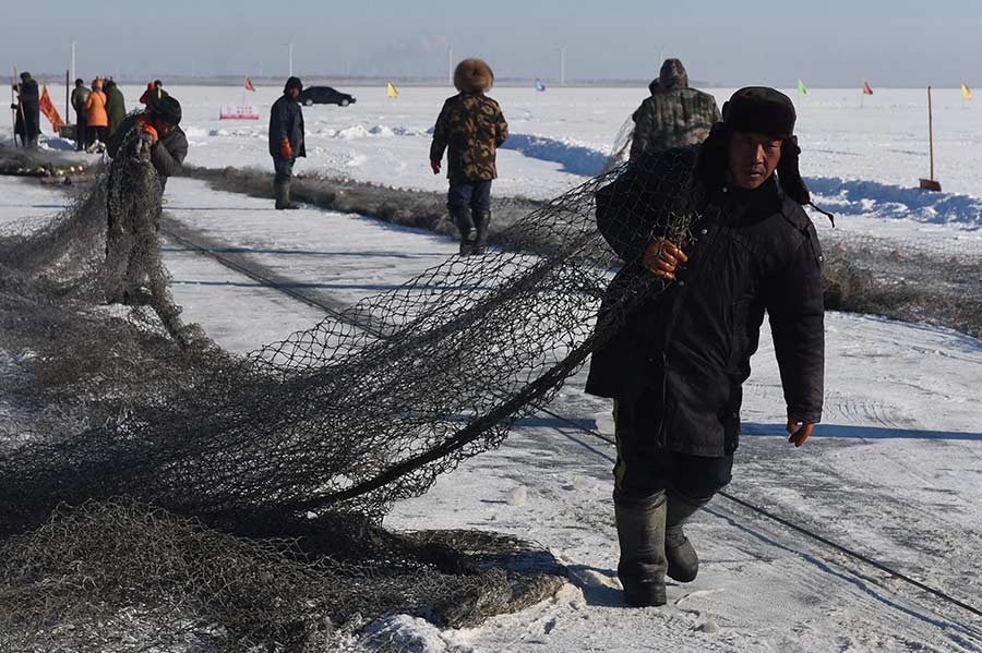 Traditional ice fishing techniques on display in Jilin province