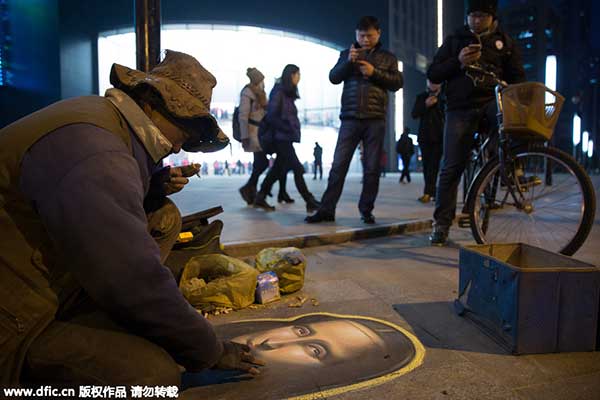 Beggar spends hours drawing Mona Lisa with chalk