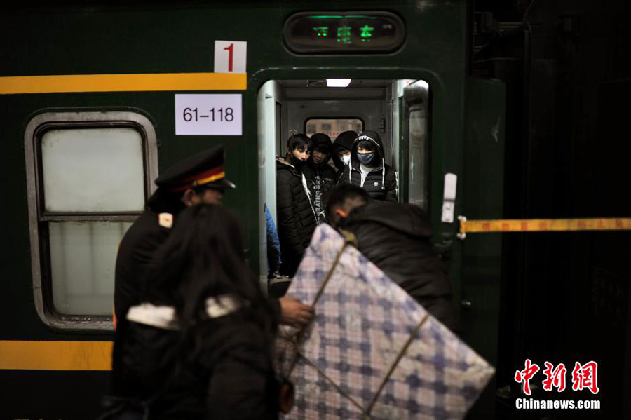 First trains of Spring Festival travel depart around China