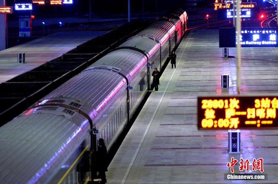 First trains of Spring Festival travel depart around China