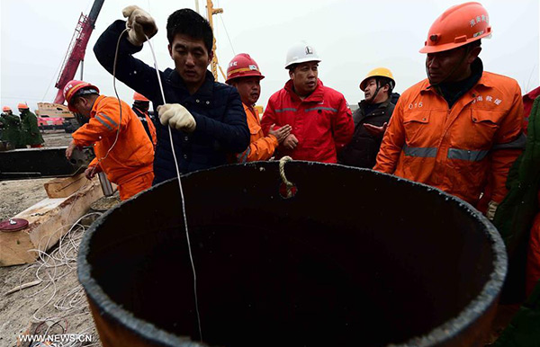 What hampered the mine rescue in Shandong