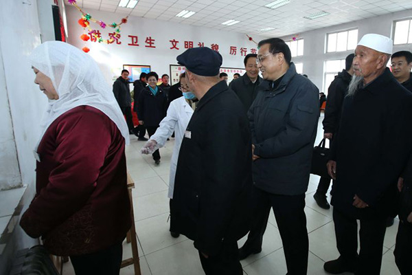 Premier Li takes Spring Festival greetings, and gifts, to old folk