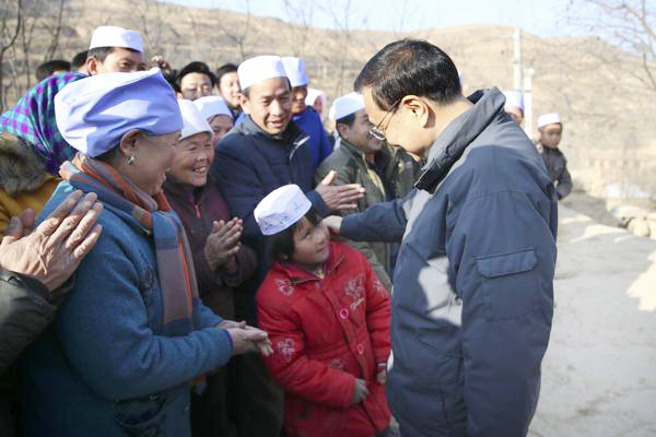 Premier Li visits families in impoverished Ningxia village