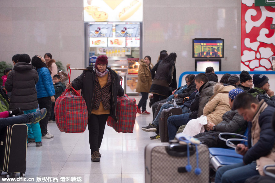 Train stations see peak in Spring Festival travelers