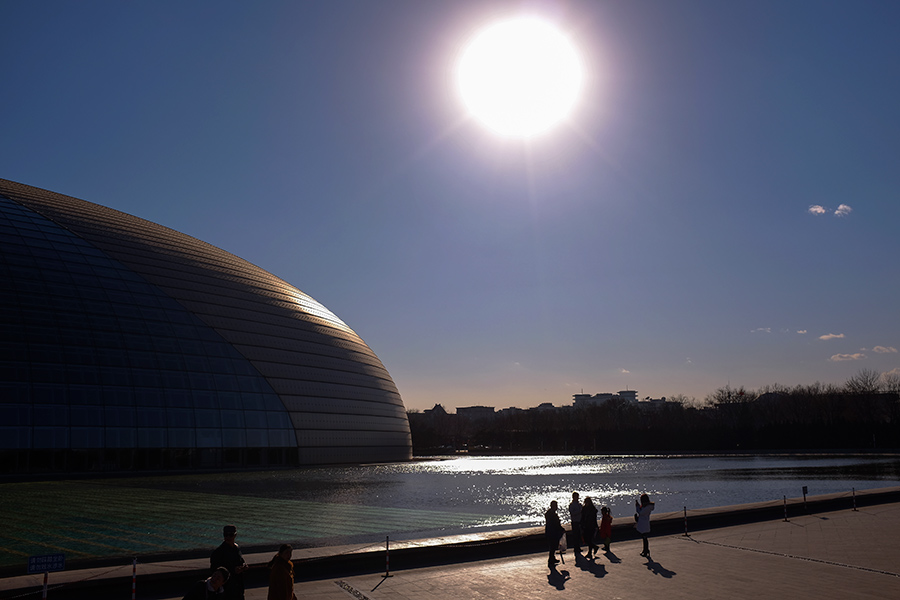 Beijing sees blue sky on New Year's Day, but air quality begins to worsen