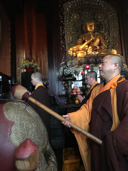 Monks and Taoist priests in Beijing pray for the victims of Taiwan earthquake