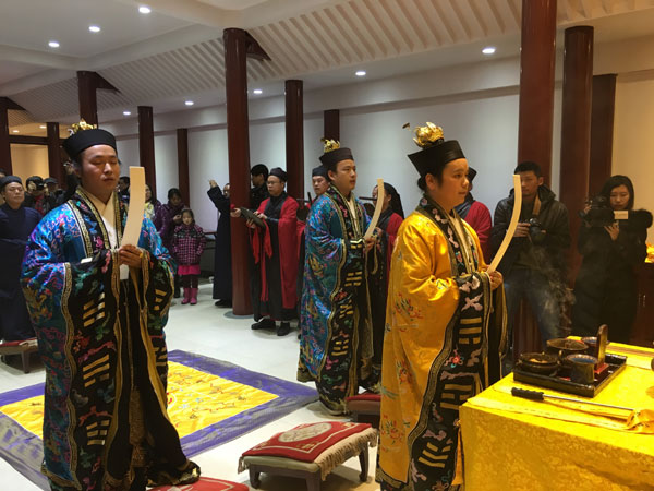 Monks and Taoist priests in Beijing pray for the victims of Taiwan earthquake