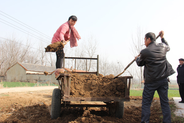 Migrant couple straddles life in city, countryside