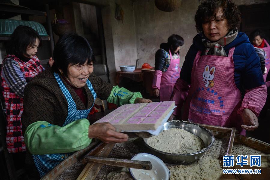 Villagers in E China make traditional food for Spring Festival