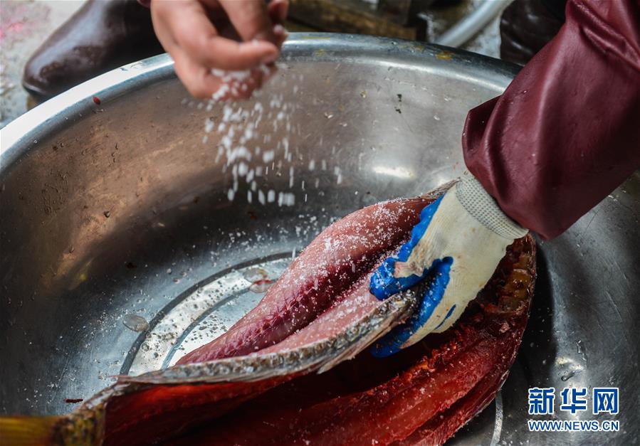 Villagers in E China make traditional food for Spring Festival