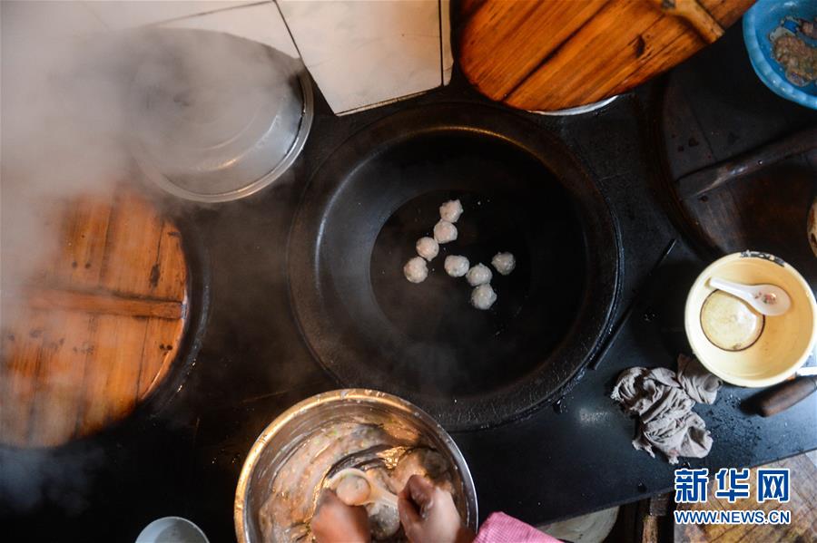 Villagers in E China make traditional food for Spring Festival