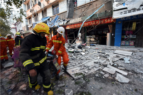 8 rescued, 1 killed after residential building collapses in E China