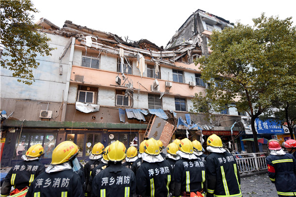 8 rescued, 1 killed after residential building collapses in E China