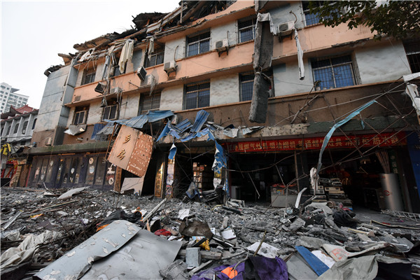 8 rescued, 1 killed after residential building collapses in E China