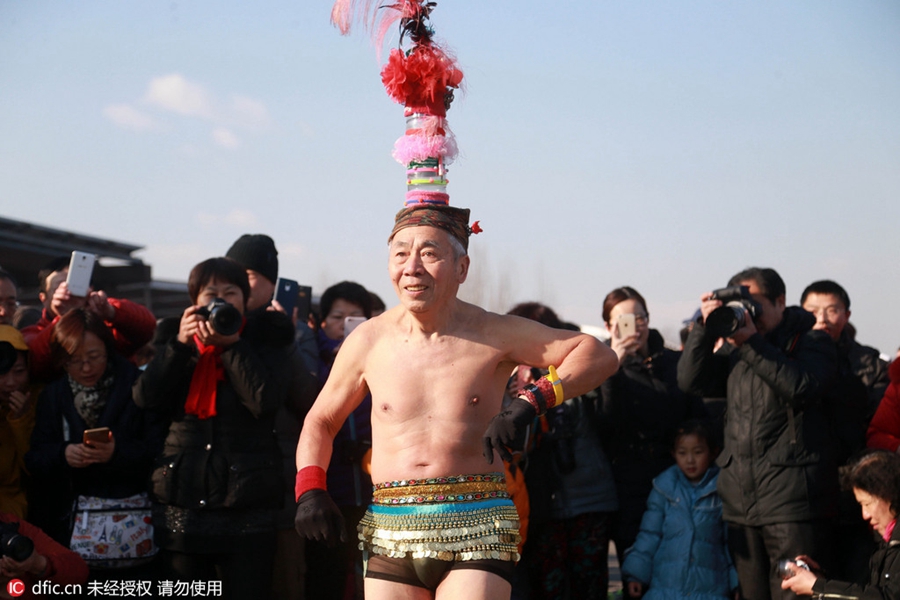 Runners take part in Beijing 'naked run'