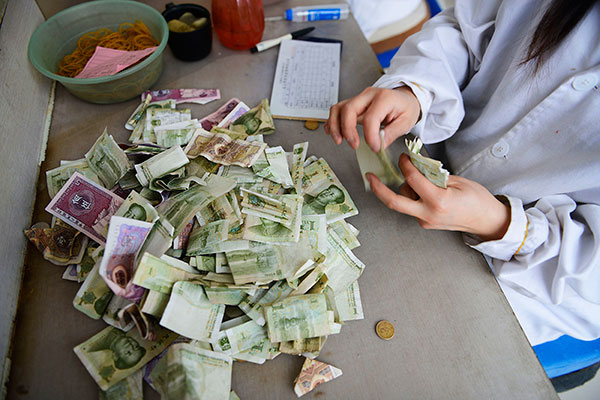 Workers count 8,000 banknotes daily