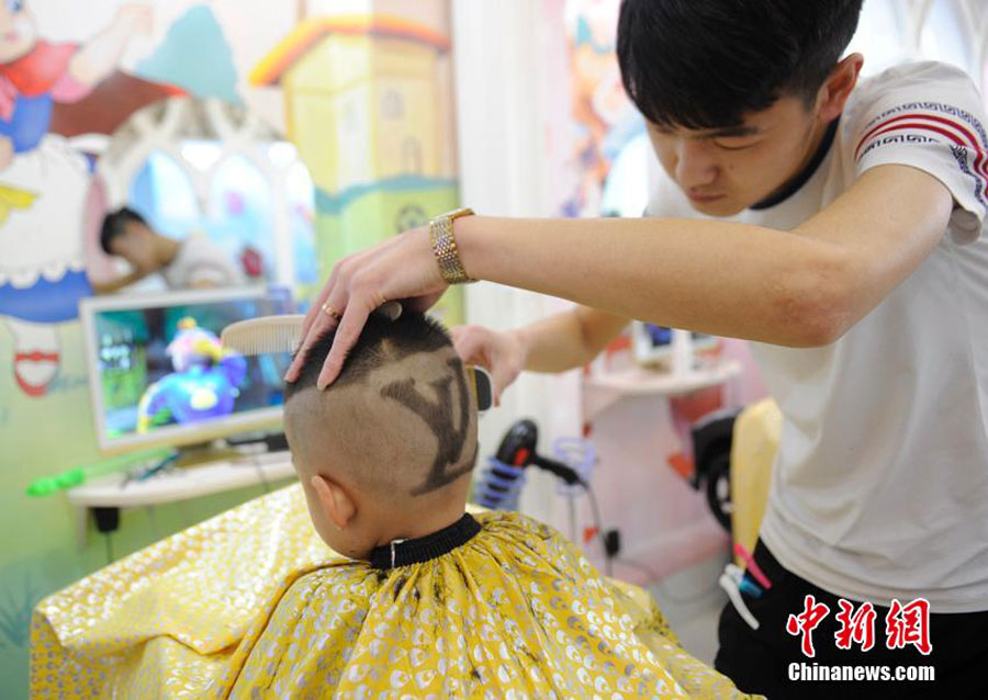 Cutting hair for Longtaitou Festival