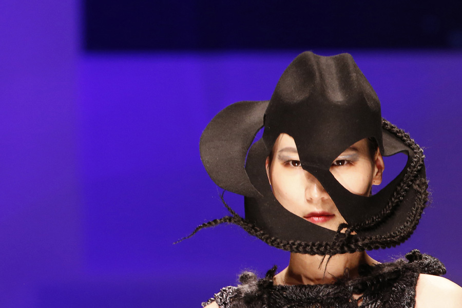 Headdresses shine at China Fashion Week