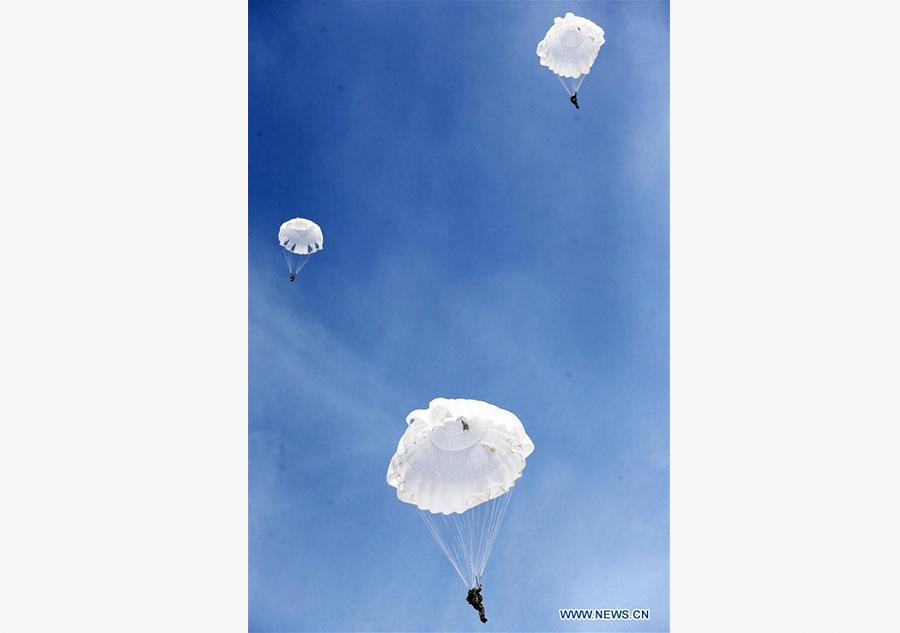 Soldiers attend parachute jumping training in NW China's Xinjiang