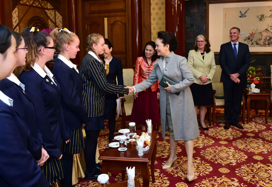 Peng Liyuan meets with students of Austrian school in Beijing