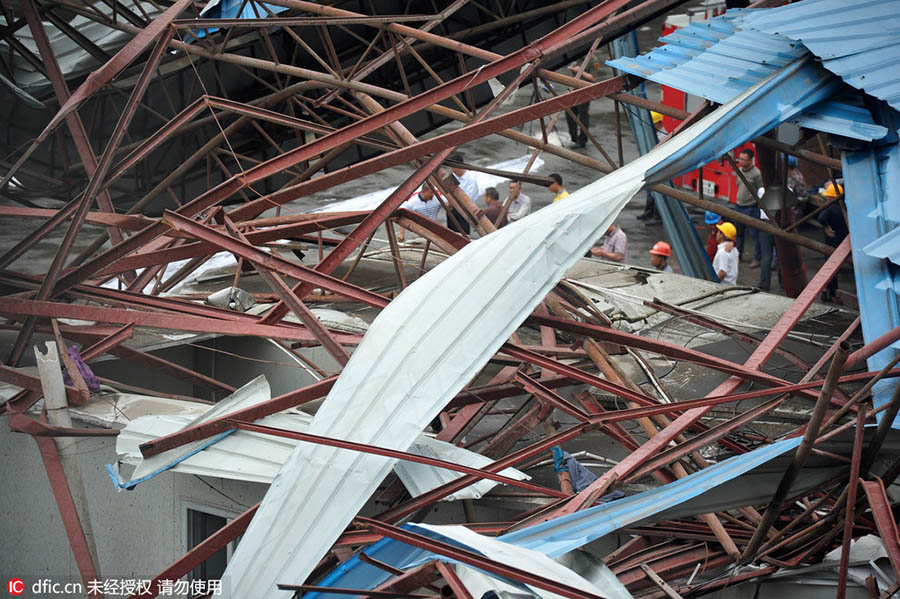 Storm sweeps across Southern China city, kills 2