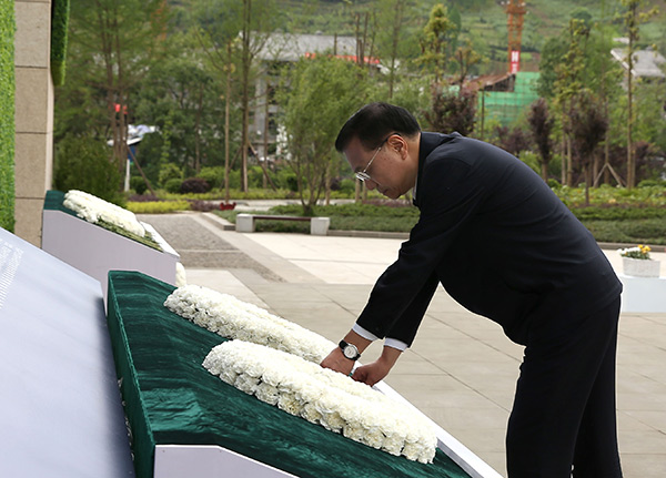 Premier Li pays tribute to Sichuan earthquake victims in Ya'an