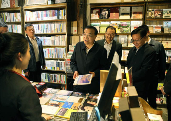 Premier Li tours Chengdu alley, promotes Chinese beer