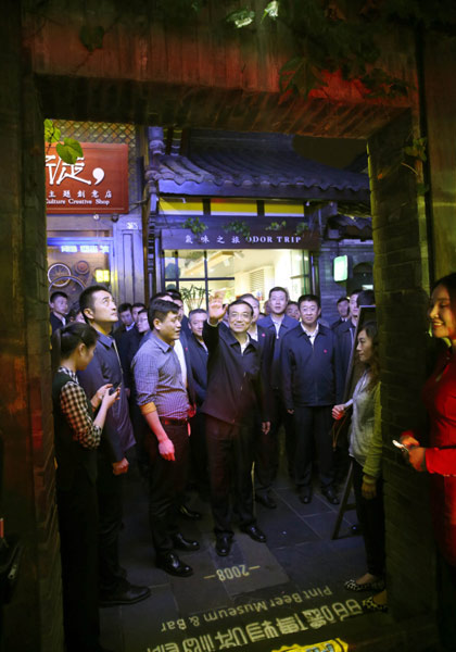 Premier Li tours Chengdu alley, promotes Chinese beer