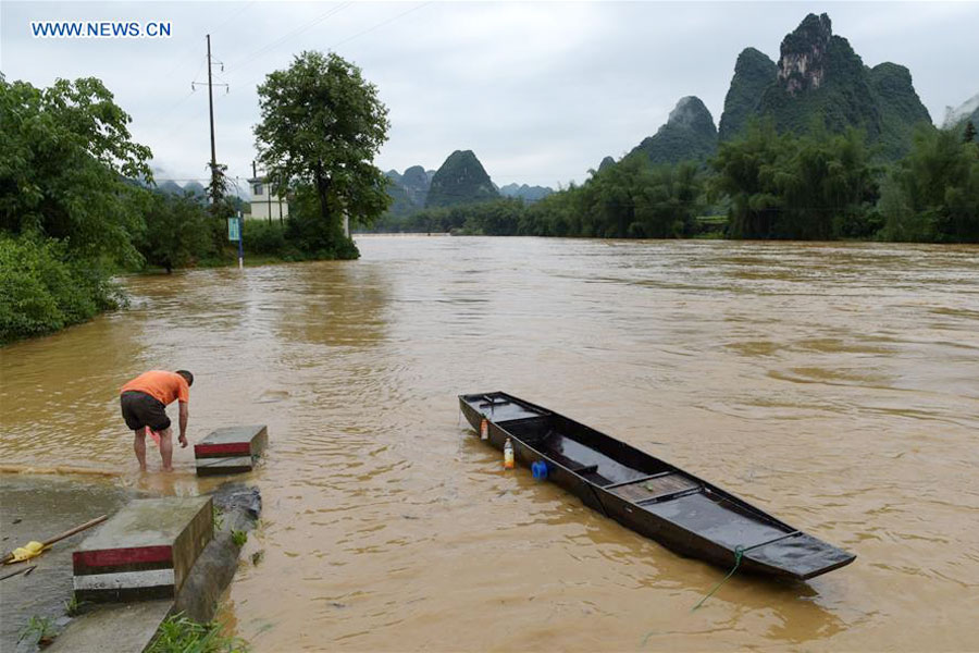 Torrential rainfall triggers flash flood in China's Guangxi