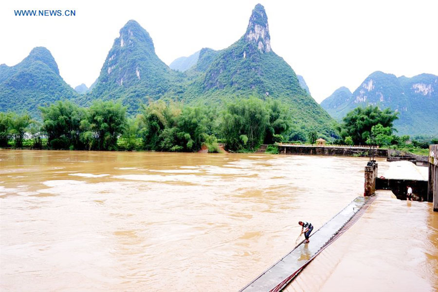 Torrential rainfall triggers flash flood in China's Guangxi