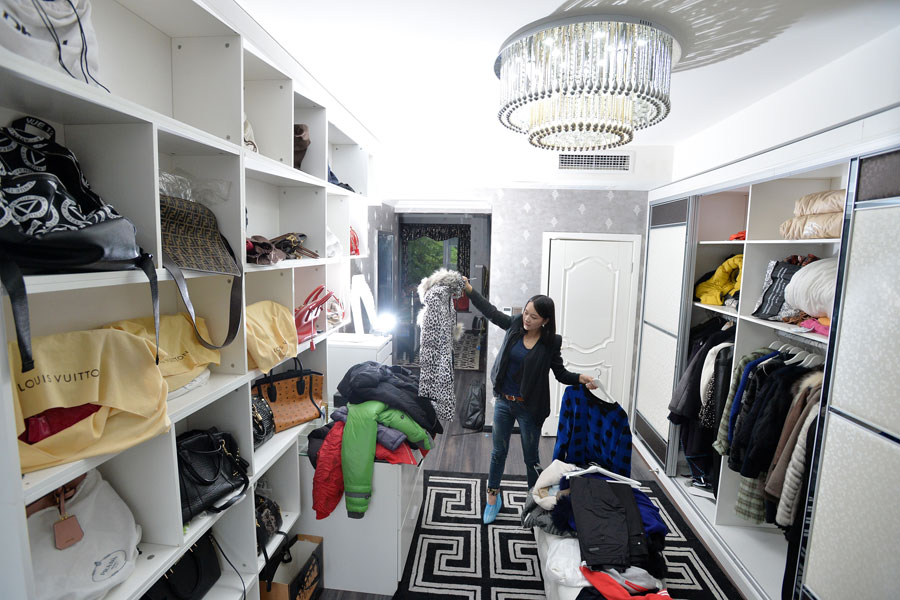 Girl earns big by organizing messy wardrobes