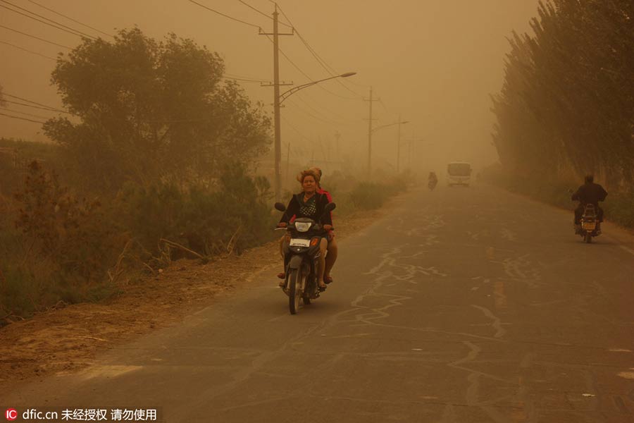 Massive sandstorm hits southern Xinjiang