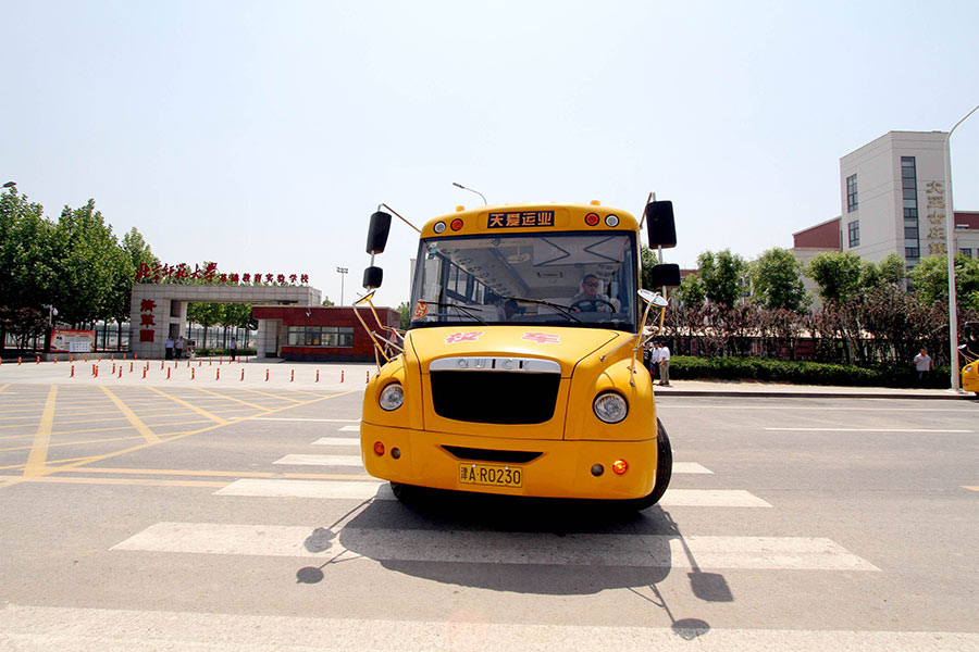 Tianjin introduces 'smart' school buses